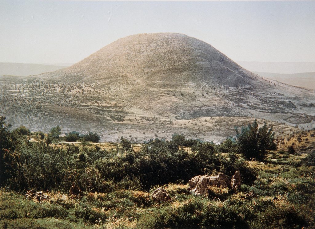 COLOR PHOTO OF MOUNT TABOR TAKEN IN THE LATE 19TH CENTURY BY FRENCH PHOTOGRAPHER, BONFILS.

צילום צבע מסוף המאה ה19 של הצלם הצרפתי בונפיס אשר תעד במצלמתו את נופי ארץ        ישראל ותושביה. בצילום, הר התבור.